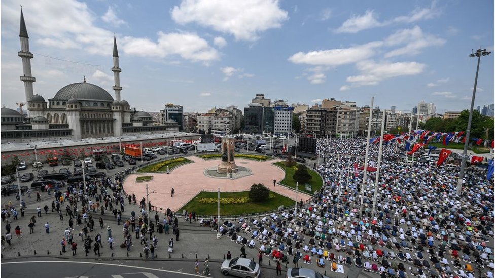 তাকসিম চত্বর ধর্ম নিরপেক্ষ তুরষ্কের অন্যতম স্মারক হিসেবে বিবেচিত হয় তাকসিম চত্বর ধর্ম নিরপেক্ষ তুরষ্কের অন্যতম স্মারক হিসেবে বিবেচিত হয়