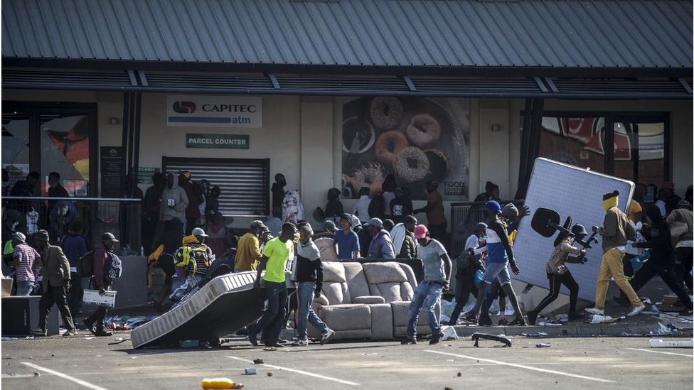 ব্যবসায়িক প্রতিষ্ঠান ও দোকাগুলোতে লুটপাট ও ভাঙচুর চালায় বিক্ষোভকারীরা।