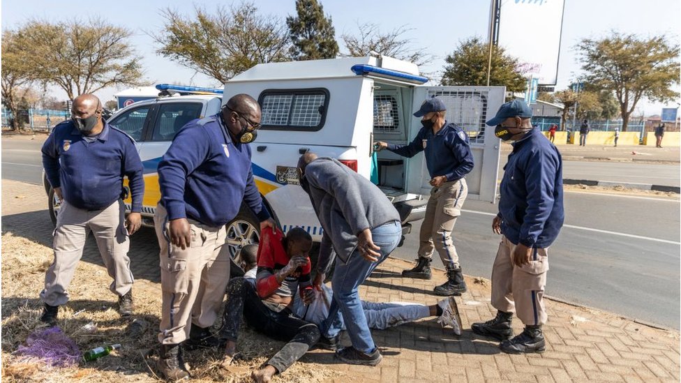 সহিংসতার ঘটনায় কয়েকশ মানুষকে আটক করেছে দেশটির পুলিশ।
