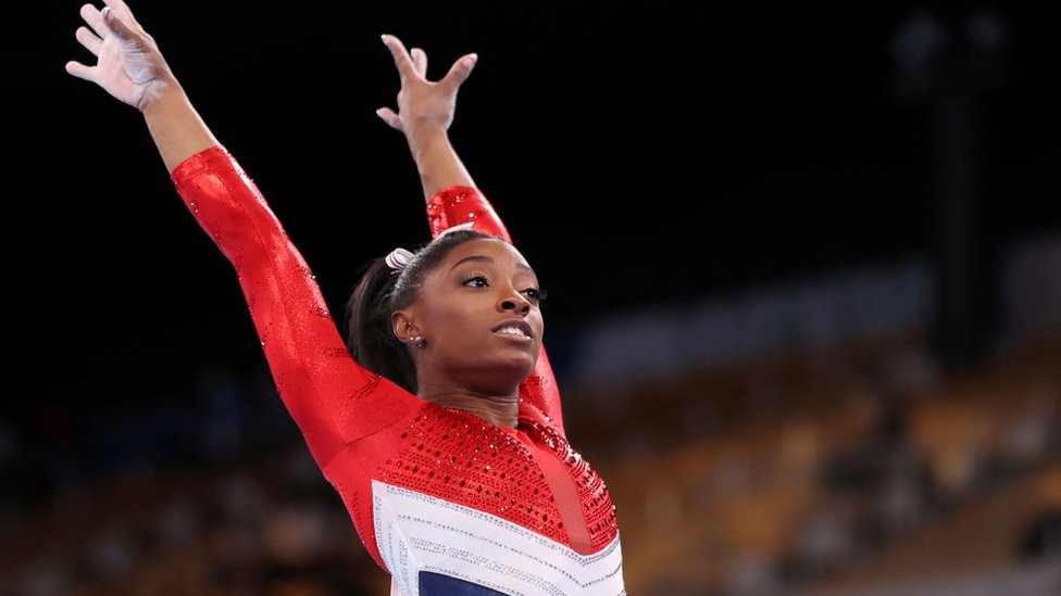 সিমোন বাইলস অলিম্পিকস এবং বিশ্ব চ্যাম্পিয়ানশীপ মিলিয়ে মোট ৩০টি পদক জিতেছেন।