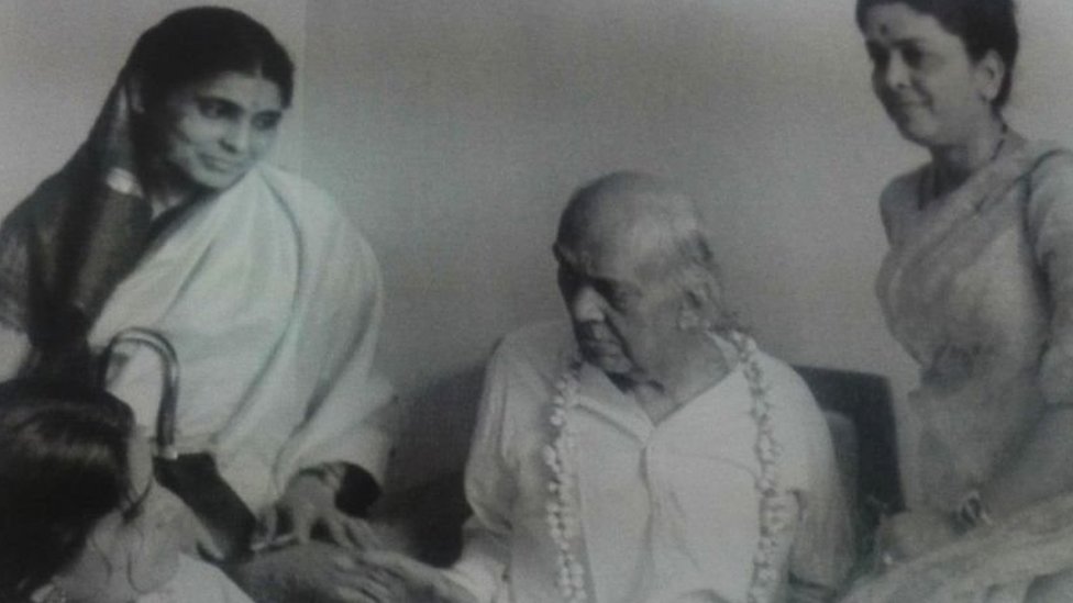 বার্ধক্যে স্থবির কবি। বার্ধক্যে স্থবির কবি।