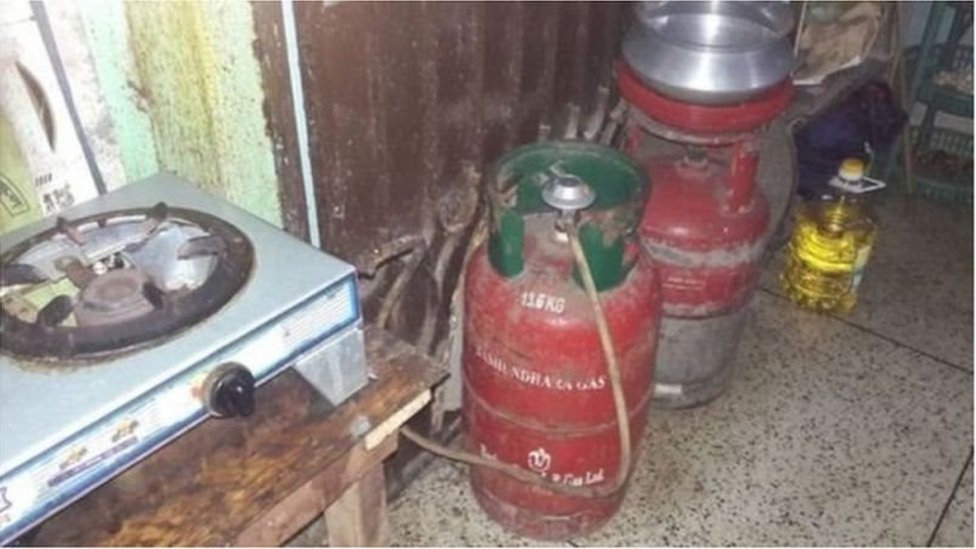 গ্যাসের সংকটের কারণে অনেক পরিবার এলপিজি গ্যাসের ওপর নির্ভরশীল হয়ে পড়ছে গ্যাসের সংকটের কারণে অনেক পরিবার এলপিজি গ্যাসের ওপর নির্ভরশীল হয়ে পড়ছে