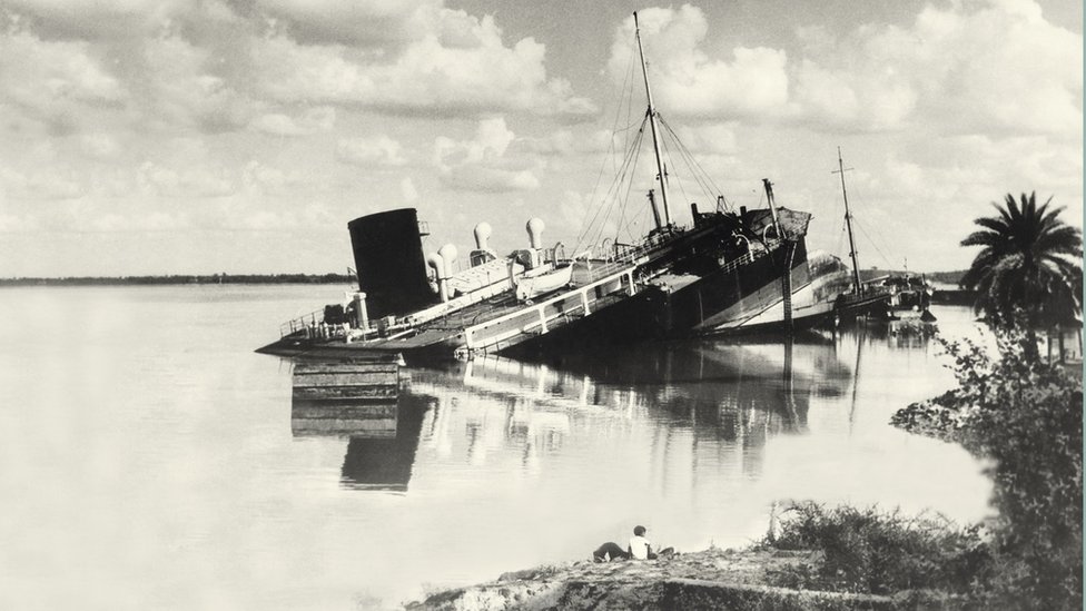 অপারেশন জ্যাকপটে তলদেশ বিস্ফোরিত হওয়া একটি জাহাজ অপারেশন জ্যাকপটে তলদেশ বিস্ফোরিত হওয়া একটি জাহাজ