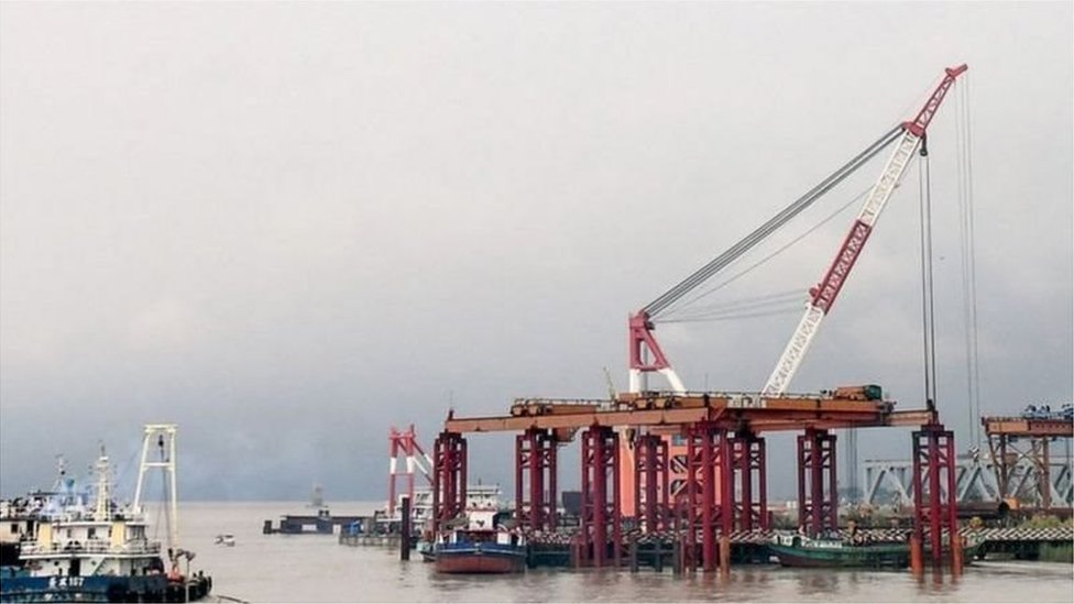 পদ্মা সেতু বাংলাদেশের সবচেয়ে বড় নির্মাণাধীন অবকাঠামো।