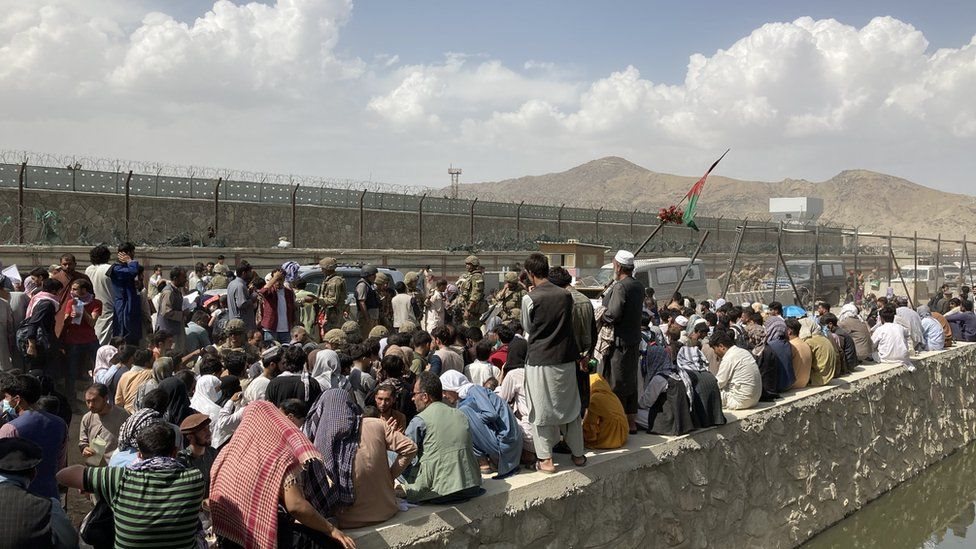 বিমানবন্দরে হাজারো মানুষের অপেক্ষা