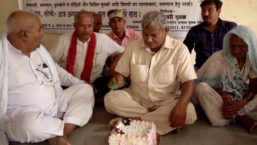 পুর্নজন্ম দিবসে নকল কেক কাটছেন লালবিহারি মৃতাক। পুর্নজন্ম দিবসে নকল কেক কাটছেন লালবিহারি মৃতাক।
