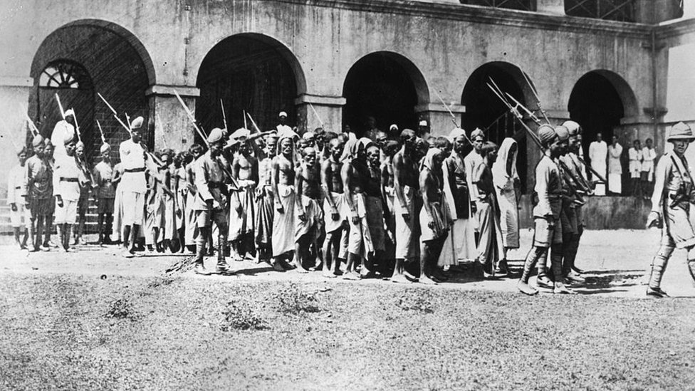 মোপলা বিদ্রোহীদের গ্রেপ্তার করে নিয়ে যাওয়া হচ্ছে মোপলা বিদ্রোহীদের গ্রেপ্তার করে নিয়ে যাওয়া হচ্ছে