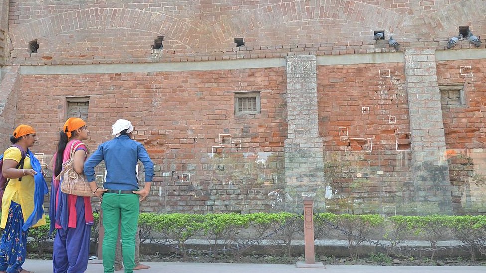 জালিয়ানওয়ালাবাগ হত্যাকান্ডের ঘটনাস্থল দেখছেন কয়েকজন দর্শনার্থী জালিয়ানওয়ালাবাগ হত্যাকান্ডের ঘটনাস্থল দেখছেন কয়েকজন দর্শনার্থী