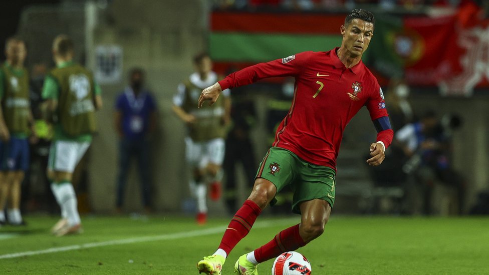 আন্তর্জাতিক ফুটবলে রোনালদোর করা গোলের প্রায় অর্ধেকই এসেছে ম্যাচের শেষ ৩০ মিনিটে। আন্তর্জাতিক ফুটবলে রোনালদোর করা গোলের প্রায় অর্ধেকই এসেছে ম্যাচের শেষ ৩০ মিনিটে।