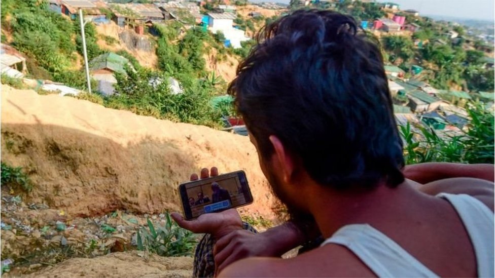 প্রত্যন্ত এলাকায় অনেকের মোবাইল ইন্টারনেটের সংযোগ পেতে সমস্যা হয়। প্রত্যন্ত এলাকায় অনেকের মোবাইল ইন্টারনেটের সংযোগ পেতে সমস্যা হয়।