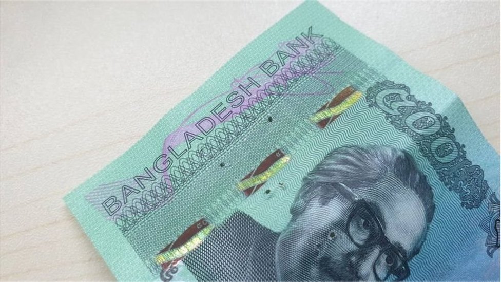 ছবির নোটটিতে ছিদ্র দেখা যাচ্ছে