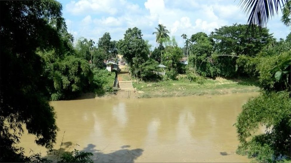 ফেনী নদীর ওপারে ভারত, এপারে বাংলাদেশ। ফেনী নদীর ওপারে ভারত, এপারে বাংলাদেশ।