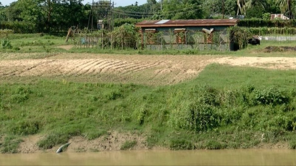 সীমান্তেও ওপারে ফেনীর পানি তুলবার জন্য ভারতের তৈরি পাম্পঘর। সীমান্তেও ওপারে ফেনীর পানি তুলবার জন্য ভারতের তৈরি পাম্পঘর।
