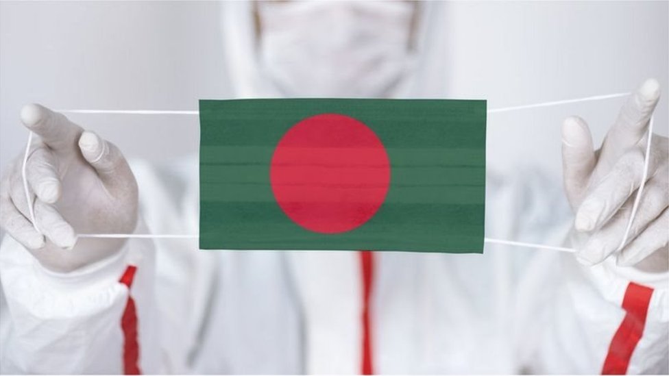 বাংলাদেশের পতাকা আঁকা মাস্ক।
