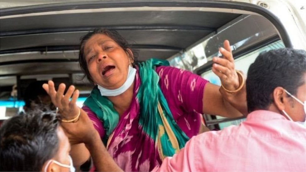 অনেক মানুষকে চিকিসার জন্য হাসপাতালে হাসপাতালে ঘুরতে হচ্ছে।