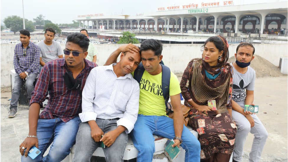 উপসাগরীয় দেশে যেতে না পারায় বিমানবন্দরে এক প্রবাসী কর্মীর কান্না। বিমানবন্দরে পিসিআর টেস্ট করানোর সুযোগ দাবি করে প্রবাসীরা কয়েকদিন বিক্ষোভ করেছেন।