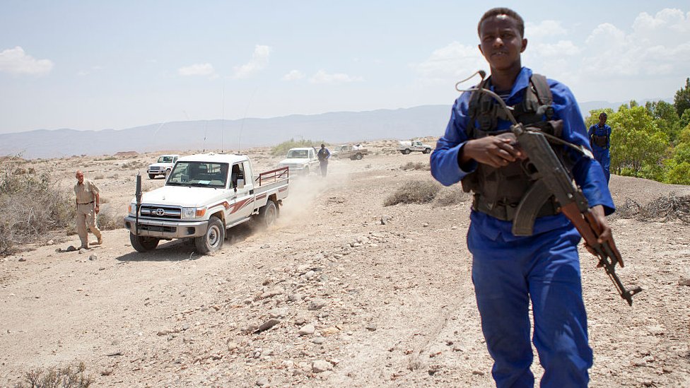 জলদস্যু ঠেকাতে সোমালিয়ার উপকুলে পাহারা দিচ্ছে একজন নিরাপত্তারক্ষী