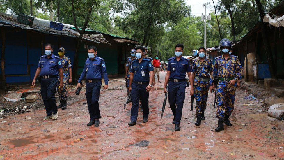 রোহিঙ্গা ক্যাম্পে আইন শৃঙ্খলা রক্ষাকারী বাহিনীর সদস্যদের টহল।