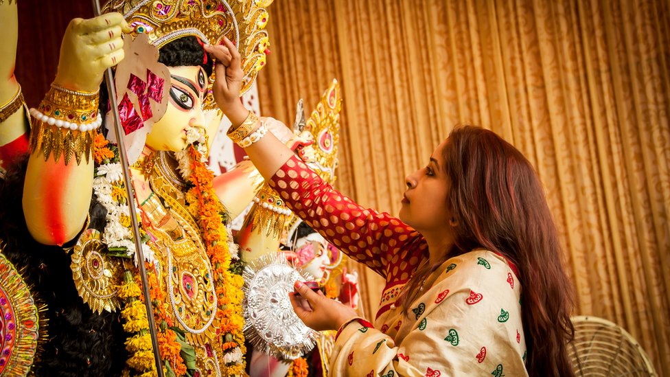 মহাষষ্ঠী পূজার মাধ্যমে বাংলাদেশ ও পশ্চিমবঙ্গ জুড়ে এবারের দুর্গাপূজা শুরু হয়েছে। মহাষষ্ঠী পূজার মাধ্যমে বাংলাদেশ ও পশ্চিমবঙ্গ জুড়ে এবারের দুর্গাপূজা শুরু হয়েছে।
