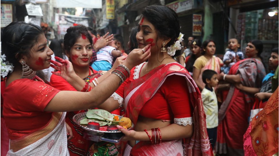 বাংলাদেশ, ভারত ও নেপালের কোটি কোটি সনাতন ধর্মাবলম্বী তাদের সবচেয়ে বড় ধর্মীয় উৎসব দুর্গাপূজা উদযাপন করেন। বাংলাদেশ, ভারত ও নেপালের কোটি কোটি সনাতন ধর্মাবলম্বী তাদের সবচেয়ে বড় ধর্মীয় উৎসব দুর্গাপূজা উদযাপন করেন।