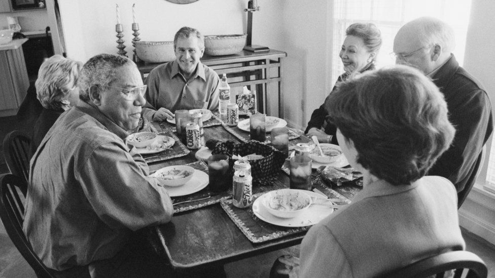 নভেম্বর ২০০০ সালে প্রেসিডেন্ট জর্জ ডাব্লিউ বুশের সাথে বৈঠকে জেনারেল কলিন পাওয়েল এবং ভাইস প্রেসিডেন্ট ডিক চেইনি