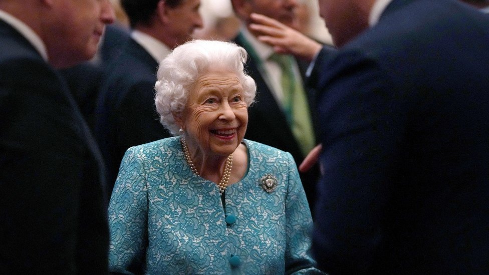 Britains Queen Elizabeth II (C) and Britains Prime Minister Boris Johnson (L) greet guests during a reception to mark the Global Investment Summit, at Windsor Castle in Windsor, west of London on October 19, 2021