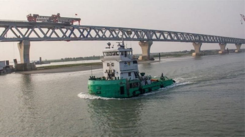 পদ্মা ব্রিজের নীচে ফেরি চলাচল