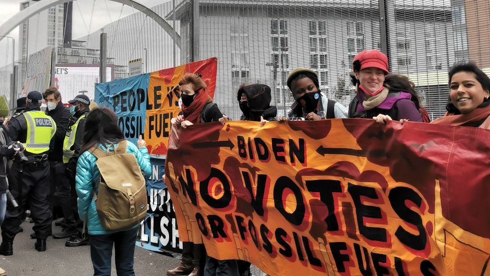 নানা দেশ থেকে বিভিন্ন ব্যানারে আন্দোলনকারীরা গ্লাসগোতে আসছেন। নানা দেশ থেকে বিভিন্ন ব্যানারে আন্দোলনকারীরা গ্লাসগোতে আসছেন।