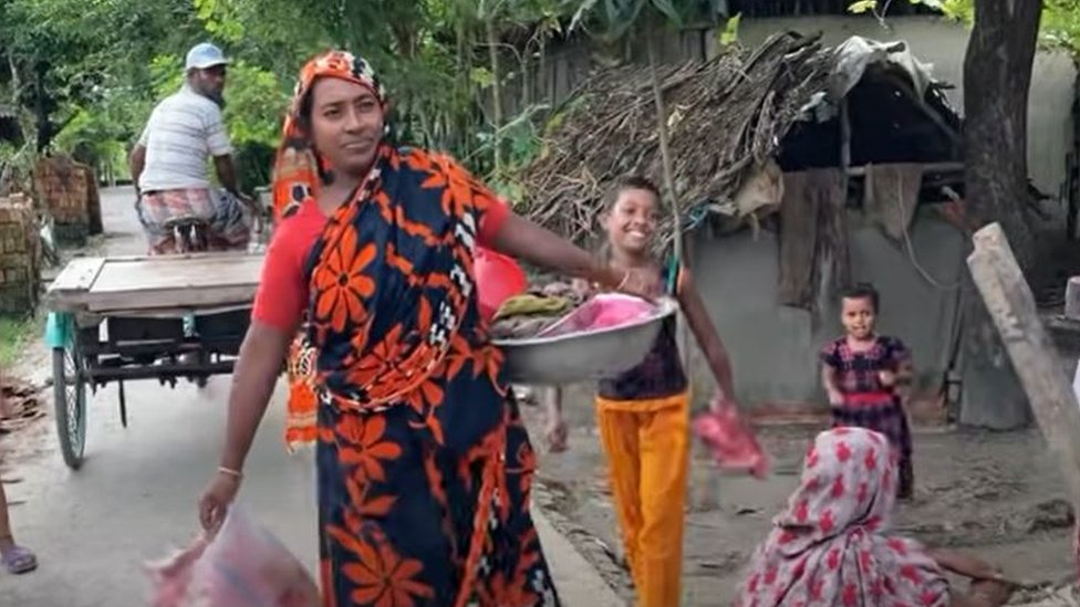 বাংলাদেশের উপকূলের অনেক গ্রামেই নারীরা একক ভাবে পরিবার চালাচ্ছেন। বাংলাদেশের উপকূলের অনেক গ্রামেই নারীরা একক ভাবে পরিবার চালাচ্ছেন।