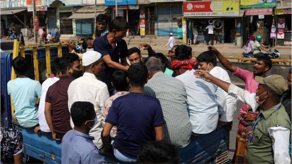 পিকআপে মানুষ।