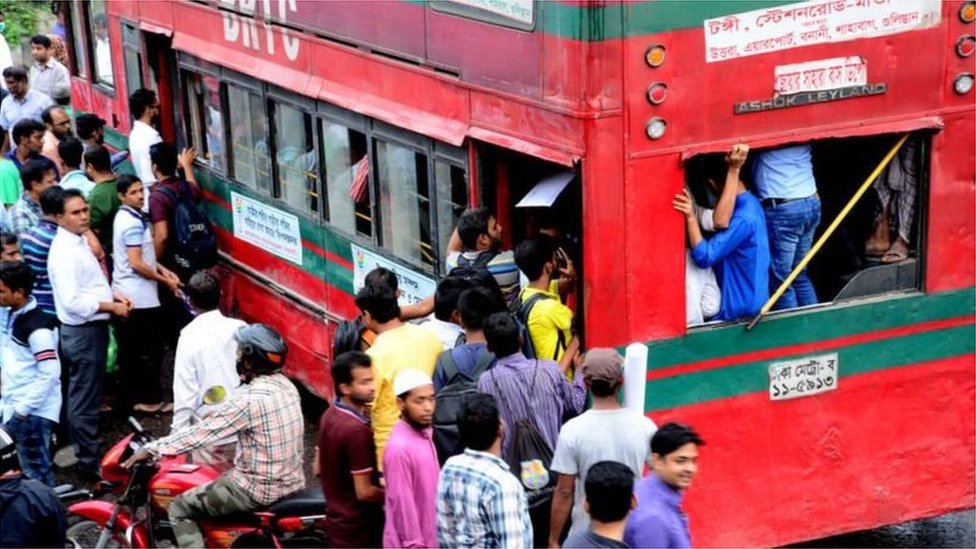 অনেক রুটে বাস বন্ধ থাকায় বিআরটিসির বাসে ওঠার জন্য বুধবার আজ চেষ্টা করেছেন অনেকে। (ফাইল ফটো)