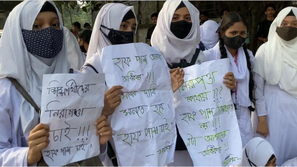 শিক্ষার্থীদের অভিযোগ, বাসে অর্ধেক ভাড়া দিতে চাওয়ার কারণে এক শিক্ষার্থীকে এক বাস শ্রমিক ধর্ষণের হুমকি দিয়েছে।