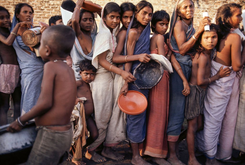 দুর্ভিক্ষের সময় লঙ্গরখানায় খাদ্যের জন্য লাইনে দাঁড়িয়ে অপেক্ষা করছে মানুষ। দুর্ভিক্ষের সময় লঙ্গরখানায় খাদ্যের জন্য লাইনে দাঁড়িয়ে অপেক্ষা করছে মানুষ।