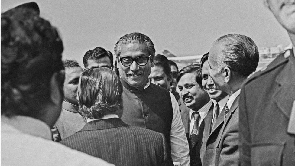 উনিশশ তিয়াত্তর সালে লন্ডনের হিথ্রো বিমানবন্দরে কমনওয়েলথ সম্মেলনে যোগ দিতে আসা শেখ মুজিবুর রহমান। উনিশশ তিয়াত্তর সালে লন্ডনের হিথ্রো বিমানবন্দরে কমনওয়েলথ সম্মেলনে যোগ দিতে আসা শেখ মুজিবুর রহমান।