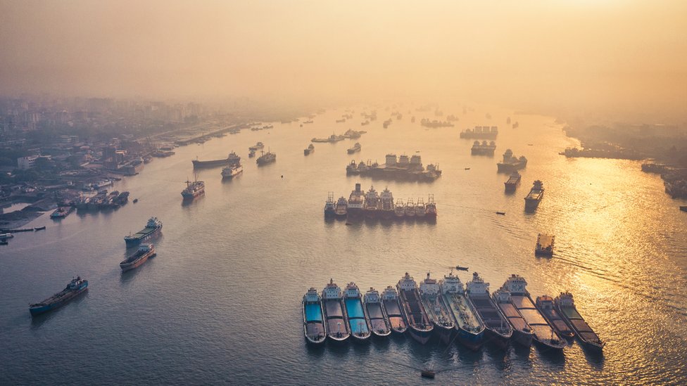 চট্টগ্রাম বন্দরকে মাইনমুক্ত করা ছিল সবচেয়ে জরুরী চ্যালেঞ্জ। এই কাজে সহযোগিতা দিয়েছিল সোভিয়েত ইউনিয়ন। চট্টগ্রাম বন্দরকে মাইনমুক্ত করা ছিল সবচেয়ে জরুরী চ্যালেঞ্জ। এই কাজে সহযোগিতা দিয়েছিল সোভিয়েত ইউনিয়ন।