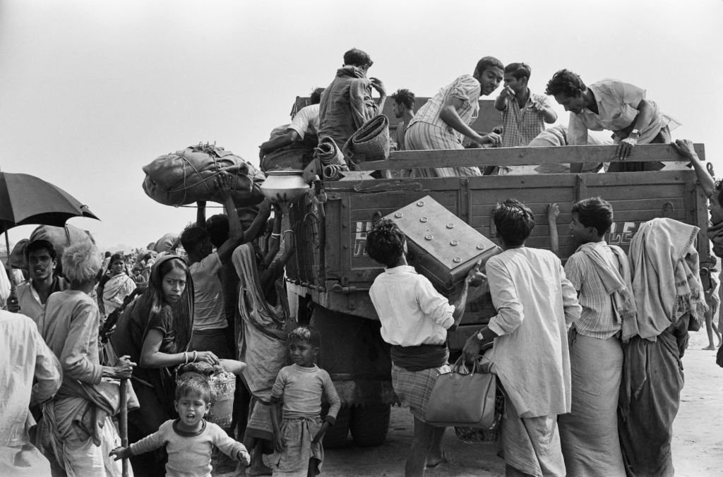 ১৯৭২ সালের ফেব্রুয়ারীতে ভারত থেকে বাংলাদেশে ফিরছে একদল শরণার্থী। এদের পুনর্বাসন ছিল নতুন দেশটির সামনে এক বড় চ্যালেঞ্জ। ১৯৭২ সালের ফেব্রুয়ারীতে ভারত থেকে বাংলাদেশে ফিরছে একদল শরণার্থী। এদের পুনর্বাসন ছিল নতুন দেশটির সামনে এক বড় চ্যালেঞ্জ।