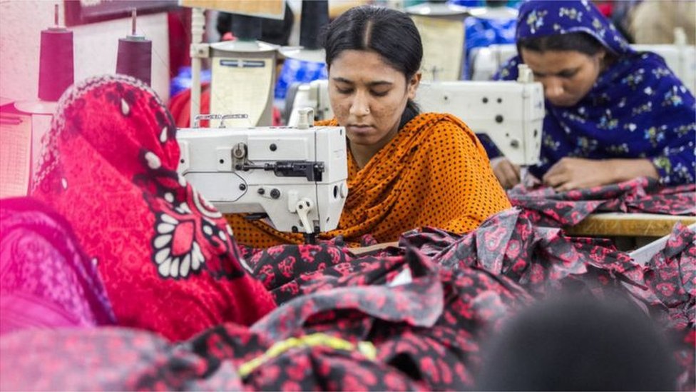 বাংলাদেশের গার্মেন্টস শিল্প বিশ্বের দ্বিতীয় বৃহত্তম। এটি অর্থনীতির অন্যতম প্রধান চালিকাশক্তি। বাংলাদেশের গার্মেন্টস শিল্প বিশ্বের দ্বিতীয় বৃহত্তম। এটি অর্থনীতির অন্যতম প্রধান চালিকাশক্তি।
