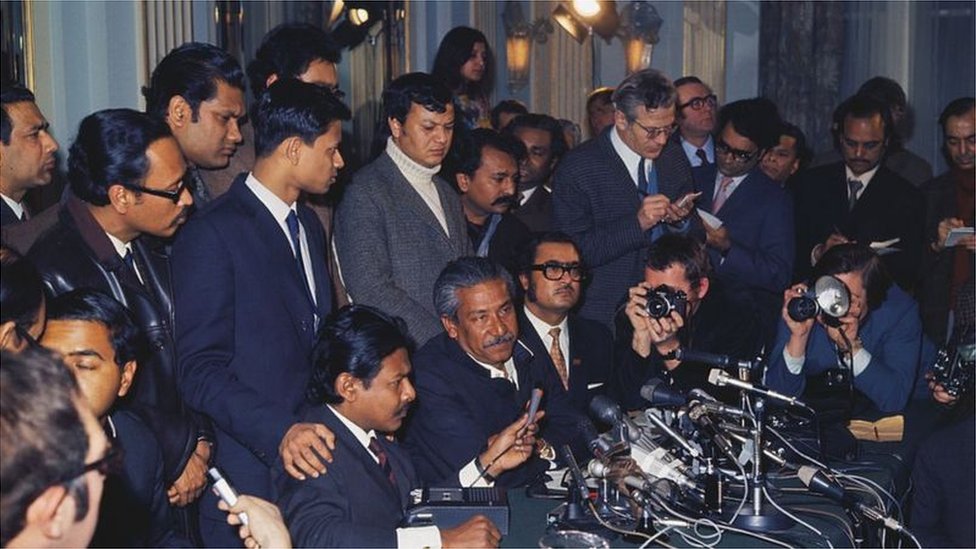 লণ্ডন থেকে ঢাকা রওনা হওয়ার আগেই শেখ মুজিব অর্থনীতিবিদ নুরুল ইসলামের খোঁজ করছিলেন। লণ্ডন থেকে ঢাকা রওনা হওয়ার আগেই শেখ মুজিব অর্থনীতিবিদ নুরুল ইসলামের খোঁজ করছিলেন।