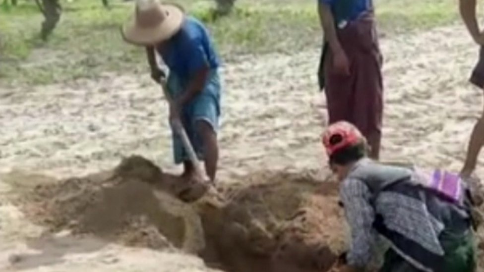 দুই ব্যক্তি কবর খুঁড়ছে