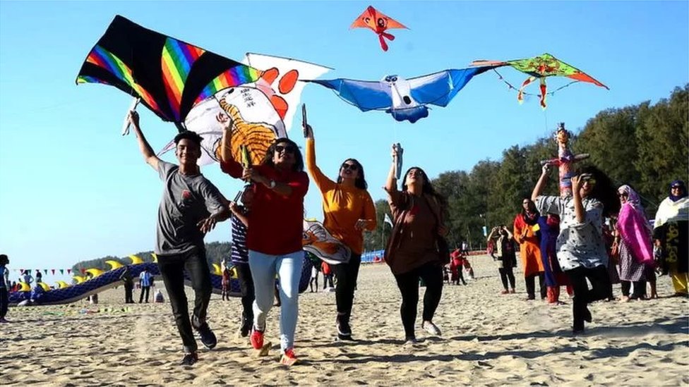 কক্সবাজার সমুদ্র সৈকতে কয়েকজন ঘুরি ওড়াচ্ছেন কক্সবাজার সমুদ্র সৈকতে কয়েকজন ঘুরি ওড়াচ্ছেন