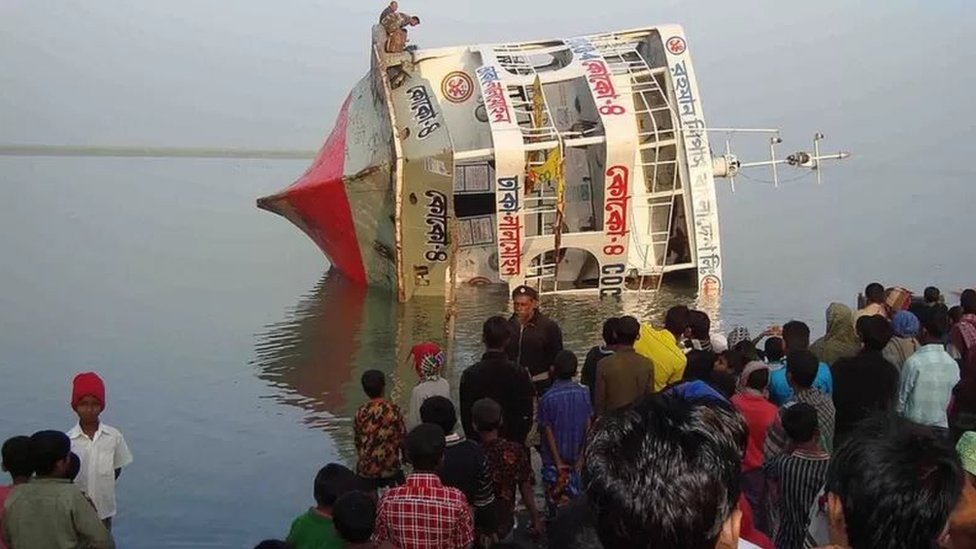 ডুবন্ত লঞ্চ