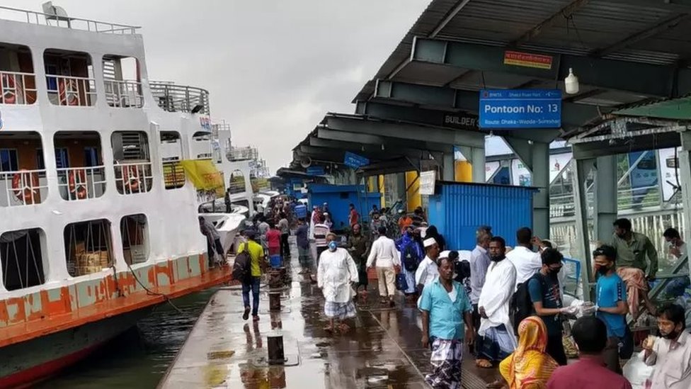 সদরঘাটের একটি লঞ্চ