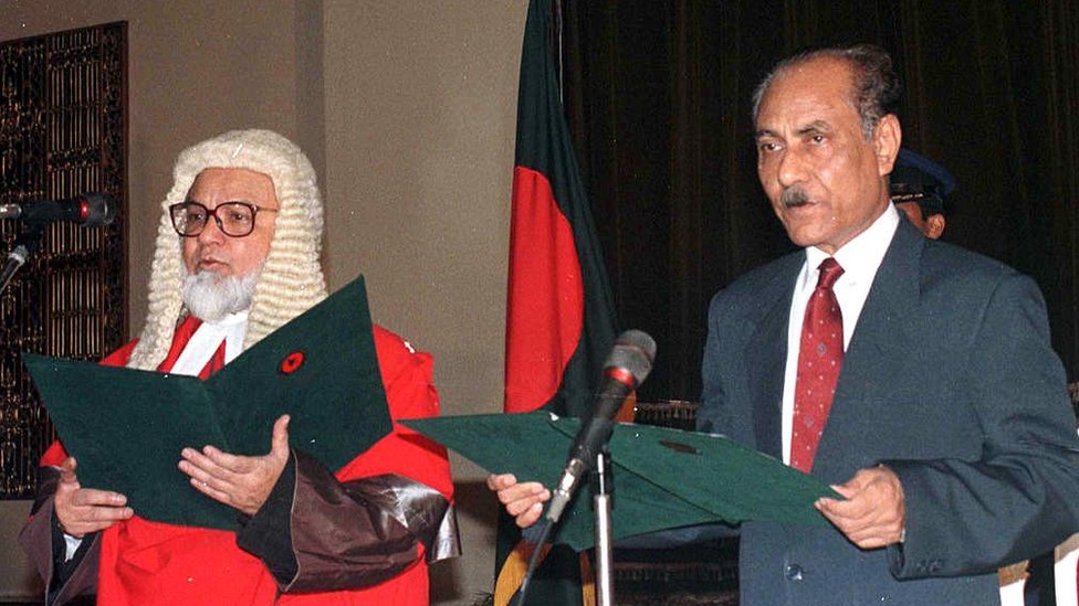 শপথ নিচ্ছেন সাবেক প্রেসিডেন্ট শাহাবুদ্দিন আহমেদ শপথ নিচ্ছেন সাবেক প্রেসিডেন্ট শাহাবুদ্দিন আহমেদ