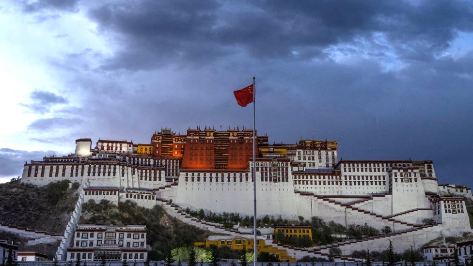 তিব্বতের রাজধানী লাসায় দালাই লামার সাবেক আবাসস্থল পোটালা প্রাসাদ তিব্বতের রাজধানী লাসায় দালাই লামার সাবেক আবাসস্থল পোটালা প্রাসাদ