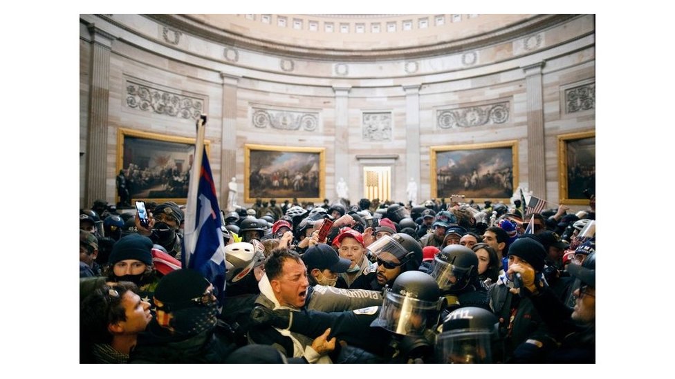 ওয়াশিংটনে ক্যাপিটল হিল ভবনের ভেতরে ঢুকে পড়া ট্রাম্প সমর্থকদের সহিংস দাঙ্গার ঘটনা ঘটে ৬ই জানুয়ারি ওয়াশিংটনে ক্যাপিটল হিল ভবনের ভেতরে ঢুকে পড়া ট্রাম্প সমর্থকদের সহিংস দাঙ্গার ঘটনা ঘটে ৬ই জানুয়ারি