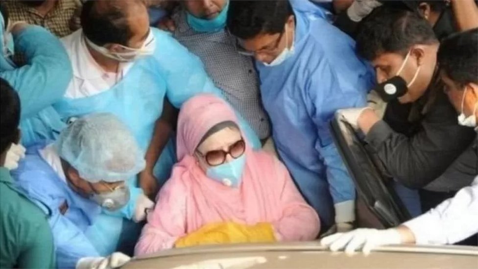 খালেদা জিয়া লিভার সিরোসিসে আক্রান্ত হয়েছেন বলে তাঁর চিকিৎসকরা জানিয়েছেন। (ফাইল ছবি) খালেদা জিয়া লিভার সিরোসিসে আক্রান্ত হয়েছেন বলে তাঁর চিকিৎসকরা জানিয়েছেন। (ফাইল ছবি)