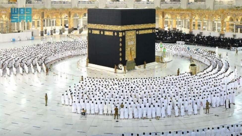 পবিত্র কাবা ঘরের সামনে সামাজিক দূরত্ব বজায় রেখে উপাসনা করতে হচ্ছে।