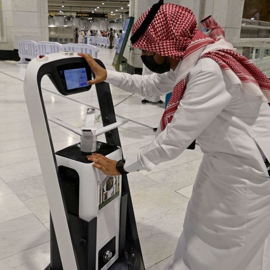 কাবা শরীফে করোনার ভাইরাস দূর করার জন্য ভ্যবহার করা হচ্ছে স্মার্ট স্টেরিলাইজিং রোবট।