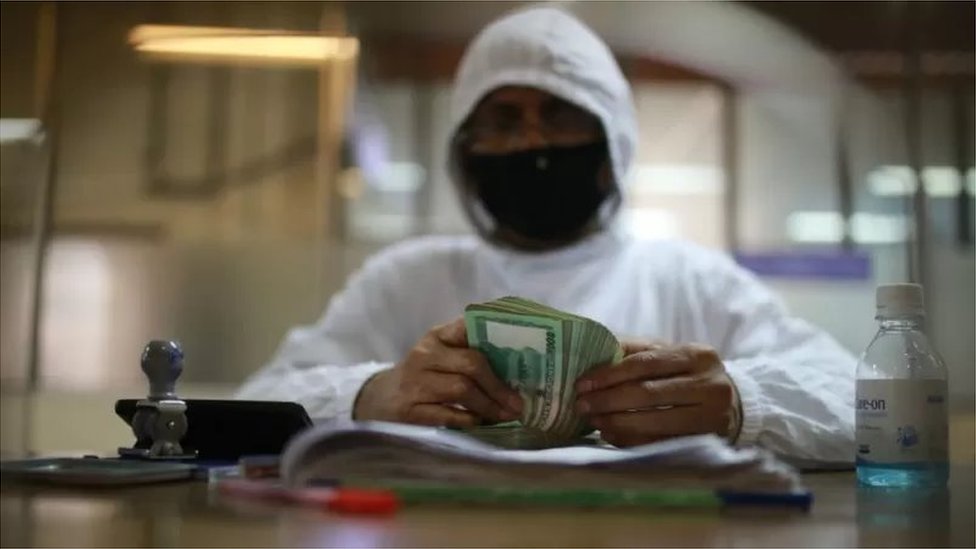 করোনা মহামারির কারণে অন্যান্য খাতের মত ব্যাংকিং সেবার ক্ষেত্রেও আনা হয়েছে পরিবর্তন করোনা মহামারির কারণে অন্যান্য খাতের মত ব্যাংকিং সেবার ক্ষেত্রেও আনা হয়েছে পরিবর্তন