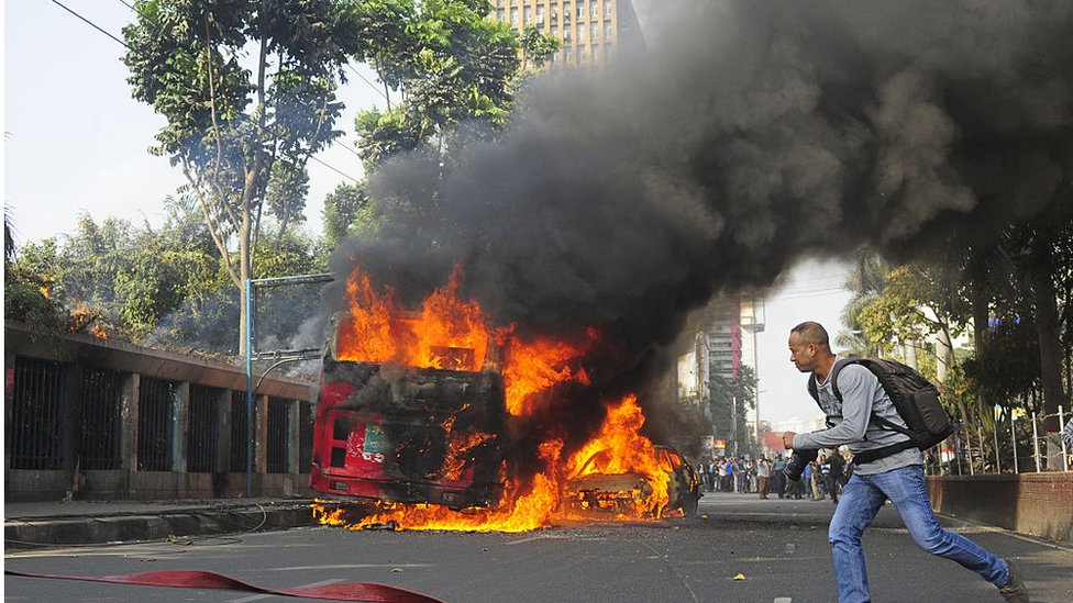 ২০১৪ সালের নির্বাচনকে কেন্দ্র করে সহিংসতার একটি দৃশ্য। ২০১৪ সালের নির্বাচনকে কেন্দ্র করে সহিংসতার একটি দৃশ্য।